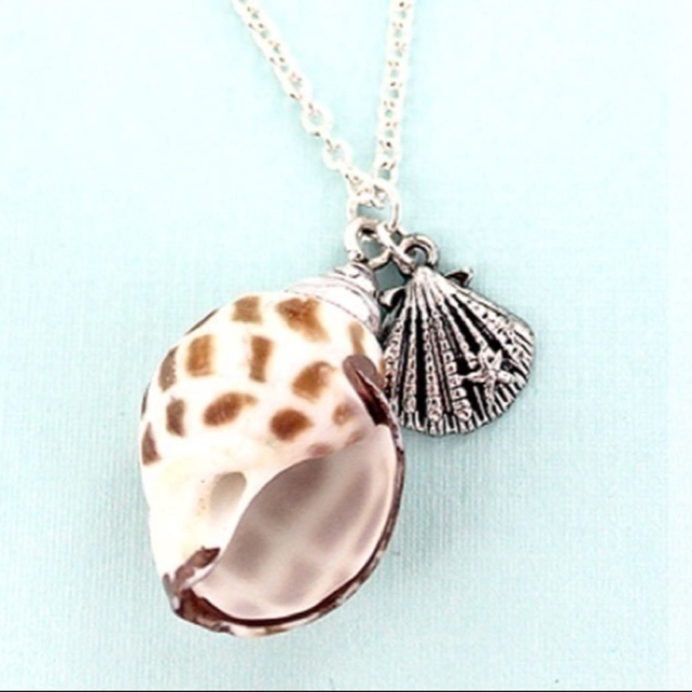 CLAM SHELL AND CONCH SHELL PENDANT NECKLACE - Picture 2 of 9